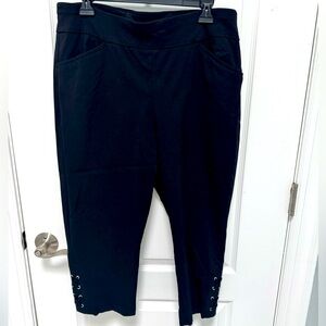 Chico's Black Capri Pants Sleek Design, Pull-on, Size 14, 2 front Pockets